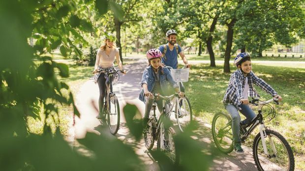 Hari Sepeda Sedunia atau World Bicycle Day diperingati setiap tanggal 3 Juni. Bagaimana asal-usul Hari Sepeda Sedunia? Yuk, simak serba-serbinya di sini!