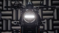 Pabrikan memberikan sentuhan klasik melalui desain lampu yang membulat sempurna, kemudian sepasang spion dengan desain serupa dan selongsong knalpot yang dirancang tegak lurus. Foto: Harley-Davidson India.