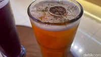 Kami mencicipi menu Beer tea yang terbuat dari kombucha teh hijau. Rasanya manis, sedikit asam dan segar mirip dengan bir yang mengandung alkohol tetapi dalam versi tanpa alkohol. Foto: detikcom