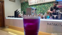 Ada juga Ocean Margaritea yang terbuat dari teh bunga telang. Mocktail tea dengan warna yang cantik ini juga berkhasiat untuk meningkatkan kualitas tidur malam. Foto: detikcom