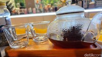Selain itu ada juga teh Khatulistiwa yang terbuat dari teh hitam, jahe, cengkeh, kayumanis, bunga lawang, lada hitam, kayu secang, jinten, dan kapulaga. Teh ini rasanya mirip chai khas India. Foto: detikcom