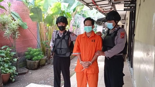 I Komang Adi Ernata, pelaku penggelapan mobil kini ditahan di Polsek Denpasar Timur. (Dok. Polsek Dentim)