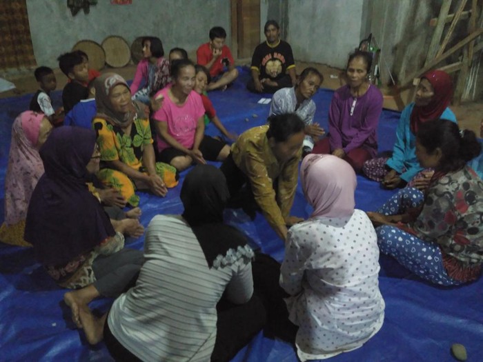 Ibu-ibu di Pedukuhan Kedondong Sedono, Kalurahan Pundungsari, Kapanewon Semin, Gunungkidul, DIY, mempraktikkan permainan tradisional Gerit-gerit Lancung.