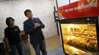 Hal ini memungkinkan SmartAI Shop untuk menyajikan pengalaman belanja yang personal dan disesuaikan dengan preferensi masing-masing pelanggan. Dengan informasi sejarah belanja dan preferensi pelanggan yang terdeteksi, kios ini dapat memberikan rekomendasi produk yang sesuai, meningkatkan kepuasan pelanggan.