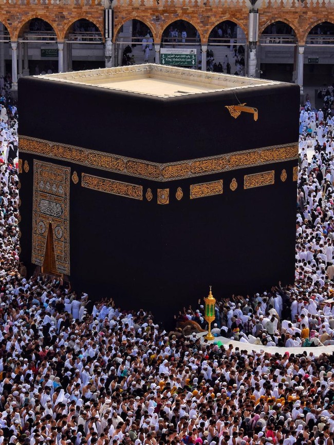 Mengintip Isi Kabah, Ruang Suci yang Jarang Terekspos ke Publik