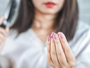 8 Cara Mengatasi Rambut Rontok dengan Bahan Alami