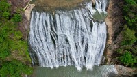 Air terjun ini memiliki total penurunan lebih dari 300 meter.