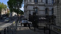 Saat ini lokasi di sekitar gerbang Downing Street di London telah diamankan polisi. 