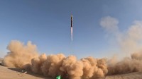 Kamis (25/5/2023), Kemenhan Iran memamerkan rudal balistik dengan jangkauan 2.000 kilometer (1.242 mil) dan kapasitas untuk membawa hulu ledak seberat lebih dari satu ton. Menteri Pertahanan Iran Mohammad-Reza Ashtiani mengatakan rudal itu diluncurkan sebagai bagian dari langkah untuk memberikan dukungan komprehensif kepada teman dan negara kita yang berada di jalur pertempuran melawan sistem dominasi. Teheran mengklaim rudal tersebut mampu menjangkau pangkalan-pangkalan militer Israel dan Amerika Serikat (AS). Hasilnya, pemerintah Amerika Serikat menyebut program rudal Iran sebagai ancaman serius. Anadolu Agency via Getty Images/Anadolu Agency