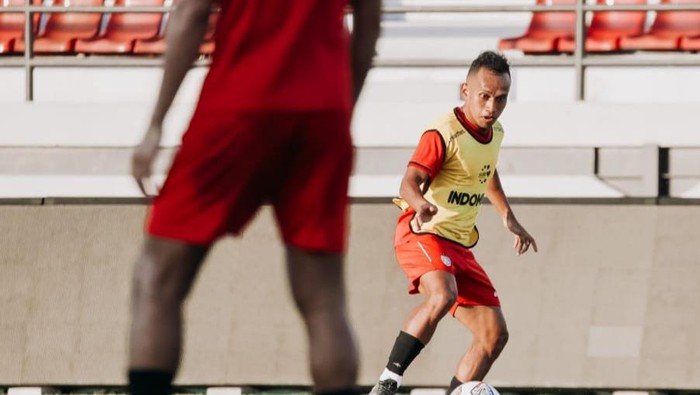 Irfan Jaya saat latihan bersama rekan-rekannya di Bali United.