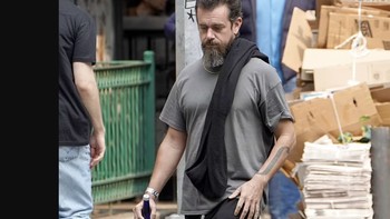 jack Dorsey baru-baru ini terjepret kamera sedang berjalan-jalan santai di kota New York bersama teman-temannya. Janggut dan kumis yang lebat tampak menghiasi wajahnya. Netizen pun menyebut dia mirip gelandangan. Dia tidak dapat dibedakan dari tunawisma lainnya yang tinggal NYC, tulis seorang netizen. Foto: Daily Mail