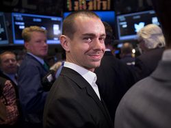 Sosok Pria Berduit Rp 62 Triliun yang Disebut Netizen Gelandangan