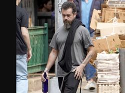 Sosok Pria Berduit Rp 62 Triliun yang Disebut Netizen Gelandangan