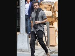 Sosok Pria Berduit Rp 62 Triliun yang Disebut Netizen Gelandangan