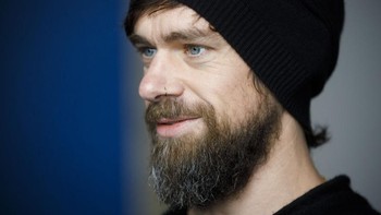 Bahkan di antara orang-orang jenius Silicon Valley, Dorsey masih menonjol karena keeksentrikannya.Dia hampir seperti salah satu boneka Rusia, dengan kulit luar baru yang dipakai setiap beberapa tahun, kata pengamat busana Nick Bilton. “Dia melewati fase mengenakan kemeja Dior Homme (kerah terbalik) yang aneh. Sekarang dia dalam fase bohemian. Suatu ketika ia terobsesi dengan wabi-sabi, sebuah filosofi desain Jepang yang aneh dan eksentrik. Foto: Getty Images