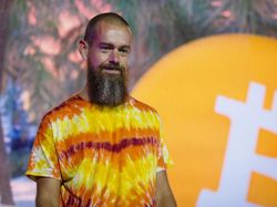 Sosok Pria Berduit Rp 62 Triliun yang Disebut Netizen Gelandangan