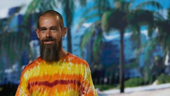 Saat ini kekayaannya menurut Forbes tembus USD 4,2 miliar atau lebih dari Rp 62 triliun. Akan tetapi pria eksentrik ini baru-baru ini tampil dengan sangat sederhana, sama sekali tidak mengesankan ia orang tajir. Lihat saja penampilannya ini. Foto: Getty Images