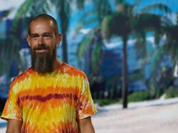 Sosok Pria Berduit Rp 62 Triliun yang Disebut Netizen Gelandangan