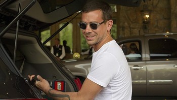 Mantan karyawan Twitter percaya para wanita tertarik pada Dorsey bukan karena uangnya. “Ini sama sekali bukan uang. Dia memang menarik. Itu membuatnya jauh lebih keren daripada, katakanlah, Zuckerberg, cetusnya. Foto: Getty Images