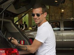 Sosok Pria Berduit Rp 62 Triliun yang Disebut Netizen Gelandangan