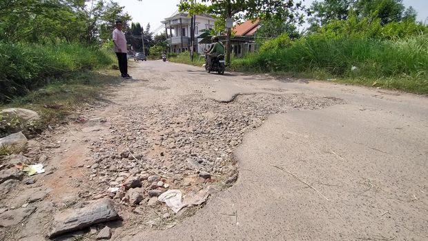 Jalan rusak di Bandar Lampung yang baru sekali diperbaiki dalam 4 tahun. (Tommy Saputra/detikSumbagsel)