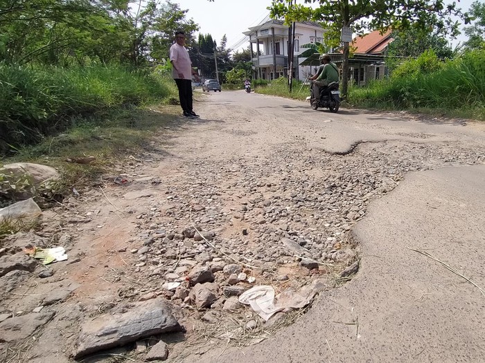 Jalan rusak di Bandar Lampung yang baru sekali diperbaiki dalam 4 tahun. (Tommy Saputra/detikSumbagsel)