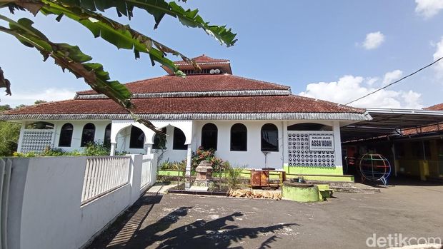 Jam istawa di Masjid As Sa'adah, Kampung Citamiang, Kelurahan Tanjung, Kecamatan Kawalu, Kota Tasikmalaya.
