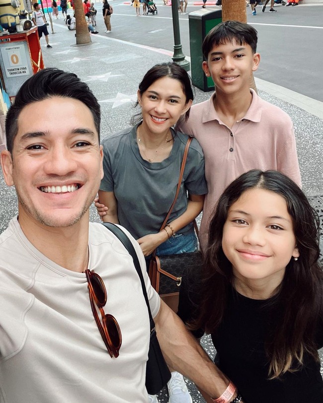 Jason diketahui memiliki seorang adik bernama Sarah Deana White. Sudah beranjak dewasa, penampilan Jason pun makin curi atensi. Tingginya pun kini sudah mengalahi sang mama. Foto: Instagram