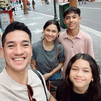 Jason diketahui memiliki seorang adik bernama Sarah Deana White. Sudah beranjak dewasa, penampilan Jason pun makin curi atensi. Tingginya pun kini sudah mengalahi sang mama. Foto: Instagram