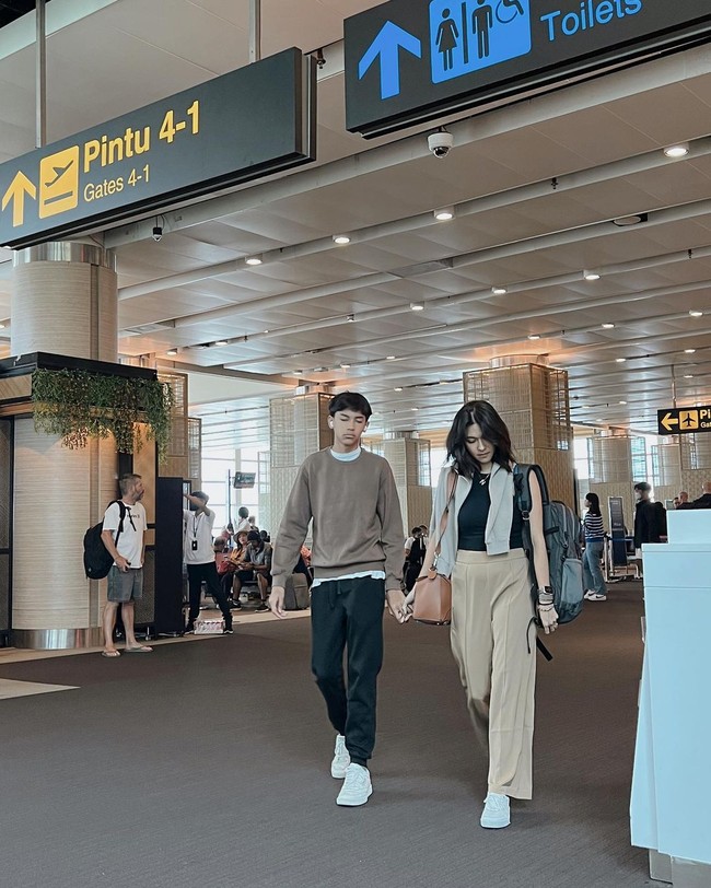 Semakin dewasa paras Jason pun jadi semakin mirip dengan sang mama. Berpose bersama sang mama, keduanya jadi terlihat seperti kakak beradik ya? Foto: Instagram