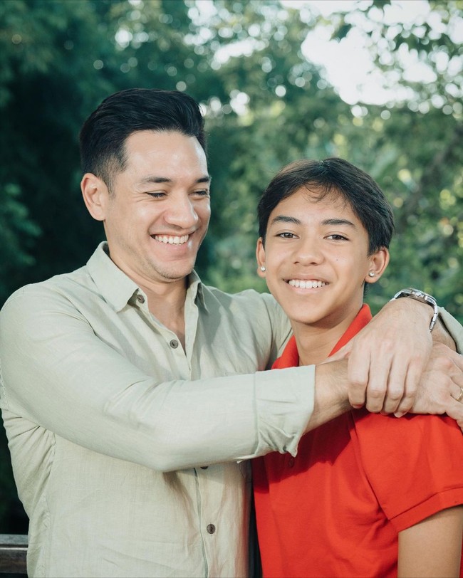 Potret terbaru Jason bersama Andrew White yang satu ini sempat mencuri atensi. Tak sedikit yang dibuat salfok melihat gayanya yang kini mengenakan anting di kedua telinganya. Foto: Instagram