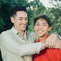 Potret terbaru Jason bersama Andrew White yang satu ini sempat mencuri atensi. Tak sedikit yang dibuat salfok melihat gayanya yang kini mengenakan anting di kedua telinganya. Foto: Instagram