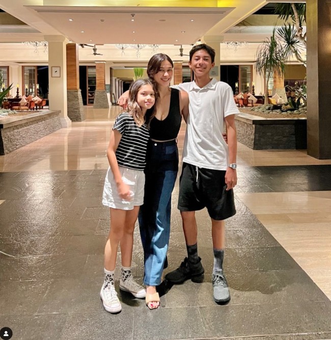 Begini potret Jason bersama kedua orangtuanya dan adiknya. Paras tampan Jason tampak menurun dari Nana dan Andrew. Foto: Instagram