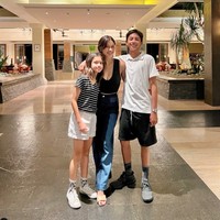 Begini potret Jason bersama kedua orangtuanya dan adiknya. Paras tampan Jason tampak menurun dari Nana dan Andrew. Foto: Instagram