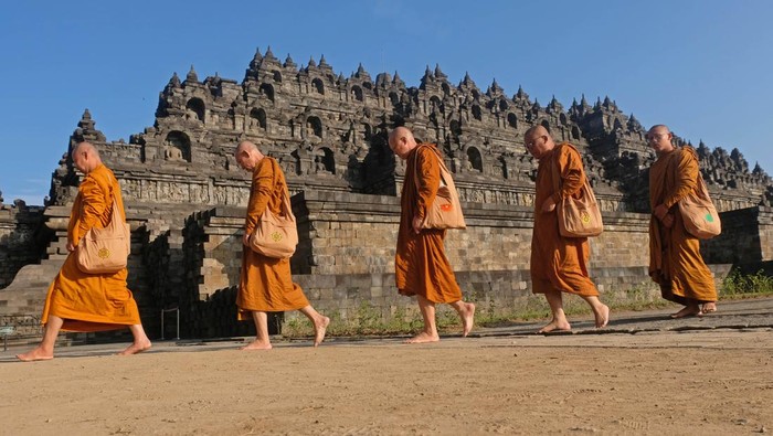 Sejumlah biksu melakukan Pradaksina saat ritual Dharmayatra Adi Buddha Puja di kawasan Candi Borobudur, Magelang, Jawa Tengah, Jumat (26/5/2023). Ritual oleh sejumlah biksu dan samanera tersebut sebagai penghormatan kepada ajaran Buddha sekaligus memperingati 1.199 tahun selesainya pembangunan Candi Borobudur. ANTARA FOTO/Anis Efizudin/rwa.