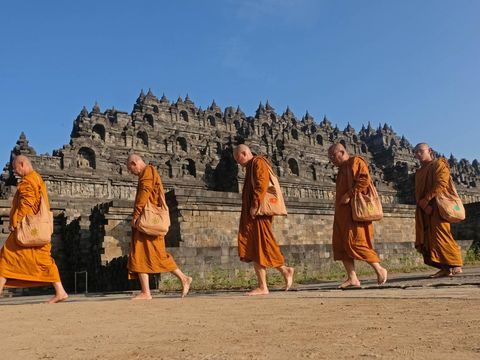 Sejumlah biksu melakukan Pradaksina saat ritual Dharmayatra Adi Buddha Puja di kawasan Candi Borobudur, Magelang, Jawa Tengah, Jumat (26/5/2023). Ritual oleh sejumlah biksu dan samanera tersebut sebagai penghormatan kepada ajaran Buddha sekaligus memperingati 1.199 tahun selesainya pembangunan Candi Borobudur. ANTARA FOTO/Anis Efizudin/rwa.