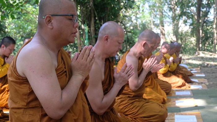 Jelang Waisak, Biksu Gelar Ritual Dharmayatra Adi Buddha Puja di Borobudur Sejumlah biksu melakukan Pradaksina saat ritual Dharmayatra Adi Buddha Puja di kawasan Candi Borobudur, Magelang, Jawa Tengah, Jumat (26/5/2023). Ritual oleh sejumlah biksu dan samanera tersebut sebagai penghormatan kepada ajaran Buddha sekaligus memperingati 1.199 tahun selesainya pembangunan Candi Borobudur. ANTARA FOTO/Anis Efizudin/rwa.