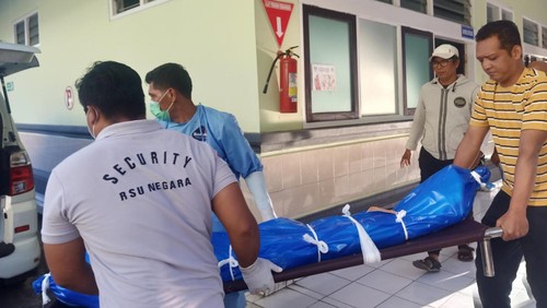 Jenazah WNA asal Amerika Serikat, bernama Ronald Kreenberg (71) saat dibawa dari kamar jenazah RSU Negara menuju Denpasar untuk proses kremasi, Jumat (26/5/2023). (I Putu Adi Budiastrawan/detikBali)