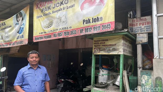 Joko Asori dan Kasmirah, pemilik Keripik Tempe Pak Joko, di sentra keripik tempe Kramat Pela, kebaoran Baru, Jaksel
