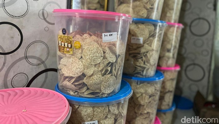 Martinah, pemilik Keripik Tempe Mama Tina di Kramat Pela, Kebayoran Baru, Jaksel