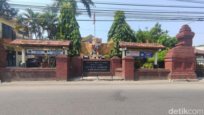 Elok Suciati, Kades Sidokepung Sidoarjo disekap oleh warganya di balai desa. Usai beberapa jam disekap, ia dievakuasi oleh polisi. Apa motif penyekapan itu?