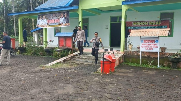Kantor desa Corawali, Kecamatan Barebbo, kabupaten Bone ditutup.