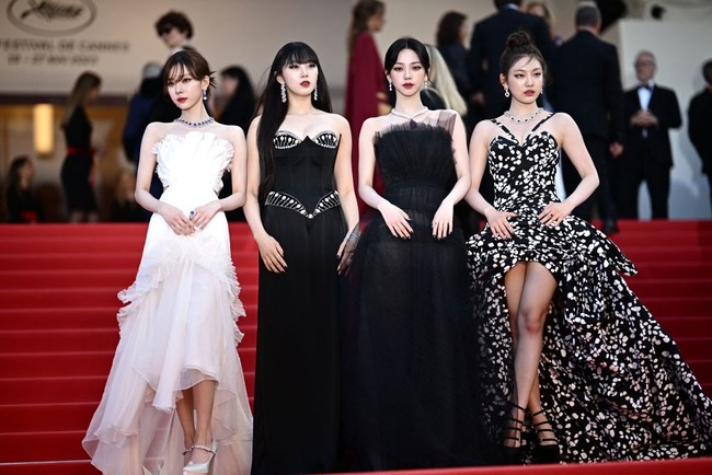 aespa menjadi grup KPop pertama yang menghadiri Festival Film Cannes sebagai global ambassador Chopard. Ada Ningning yang tampil mewah memakai gaun Versace hingga Karina dengan gaun rancangan Choi Jae Hoon dan kalung seharga Rp 18 M. Foto: Getty Images