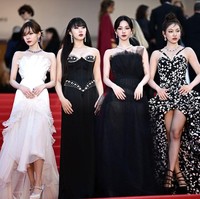 aespa menjadi grup KPop pertama yang menghadiri Festival Film Cannes sebagai global ambassador Chopard. Ada Ningning yang tampil mewah memakai gaun Versace hingga Karina dengan gaun rancangan Choi Jae Hoon dan kalung seharga Rp 18 M. Foto: Getty Images
