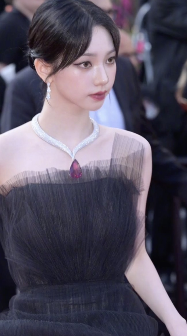 Menjadi brand ambassador Chopard, Karina pun tampil mewah dengan memakai kalung yang harganya diperkirakan mencapai US$ 12 juta atau sekitar Rp 18 miliar. Foto: Instagram