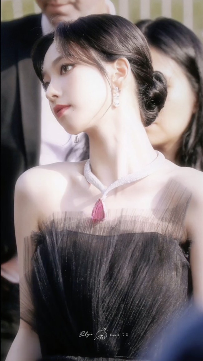 Penampilan Karina aespa yang memesona ini dipuji netizen Korea. Penyanyi 23 tahun itu disebut memiliki visual unreal karena terlalu cantik. Foto: Instagram