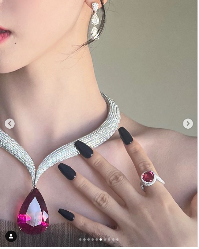 Kalung bertabur berlian itu tampak menonjol di leher mungil Karina aespa. Apalagi kalung tersebut memiliki detail batu rubellite berbentuk pir seberat 123,24 karat. Foto: Instagram