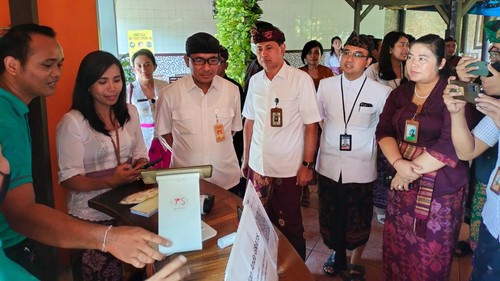 Kepala Bappenda Kota Denpasar I Gusti Ngurah Eddy Mulya dan Direktur Bisnis Non Kredit BPD Bali I Nyoman Sumanaya saat peluncuran Renon Digital Area (Reditia) di Denpasar, Bali, Kamis (25/5/2023).