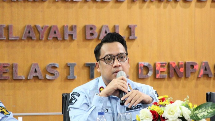 Kepala Kantor Imigrasi Kelas I Khusus TPI Denpasar Tedy Riyandi di kantornya.