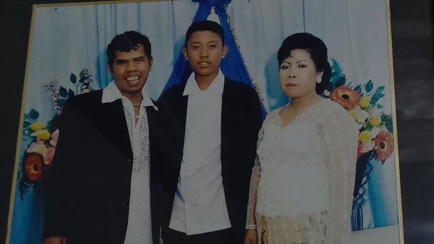 Komedian Benjo eks personel Teamlo bersama keluarganya.